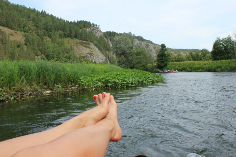 Накаченная задница подруги отдыхающей у реки фото